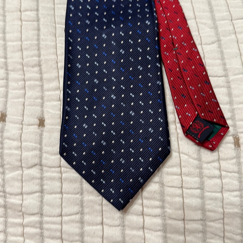 Men’s tie. Navy with red pattern. Tommy Hilfiger.